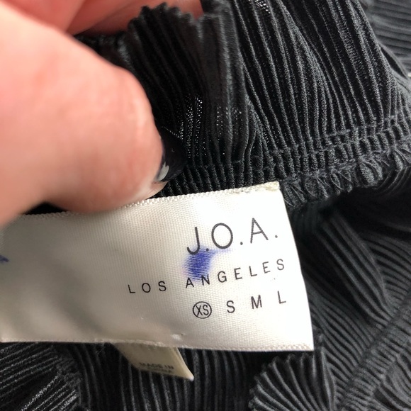 J.O.A. BLACK Ribbed Off the Shoulder Top - Picture 3 of 6